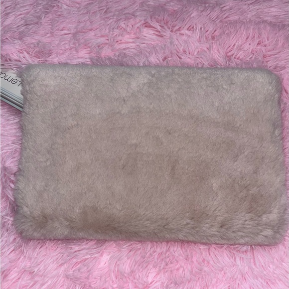 ✨OFFERS WELCOME✨NWT! Beige Faux Fur Clutch - Picture 3 of 3
